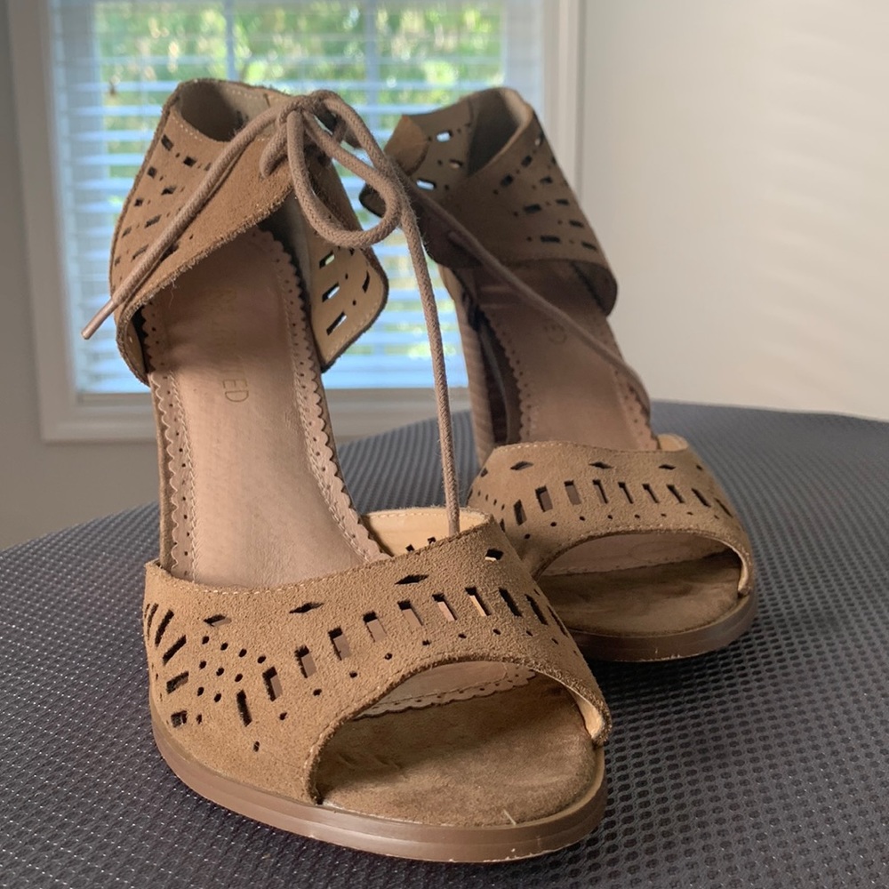 Chunky vintage-inspired heels. Suede.